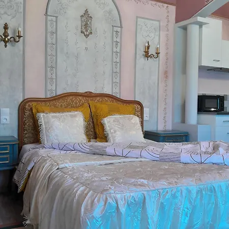 Magenta Apartment Vinca